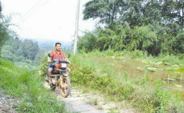中国农村老公外出打工八年没回过家的故事，妻子感人坚守