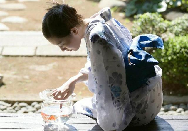 日本女子背后的小枕头：探寻日本女性护颈文化的背后