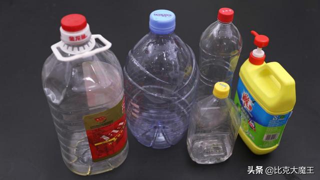 用三个塑料瓶做变废为宝的手工(1)