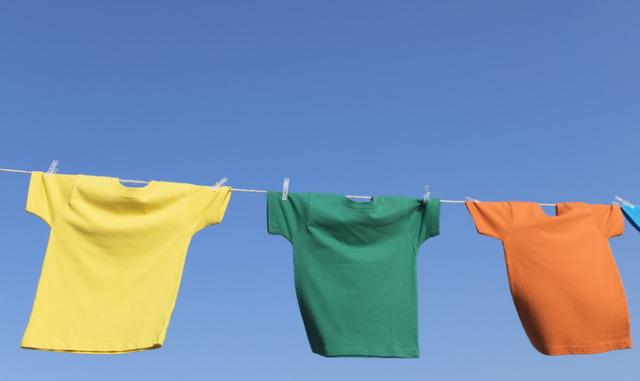 衣服一洗就掉色了怎么办？衣物褪色原因和保护方法解析