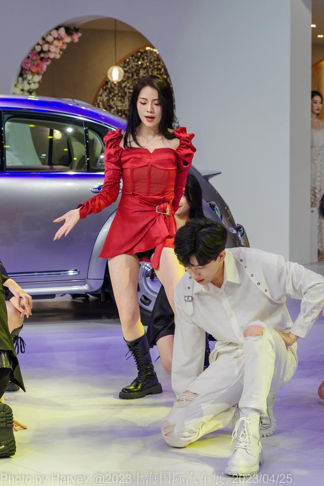 上海车展：白色西服跳舞的车模引发热议