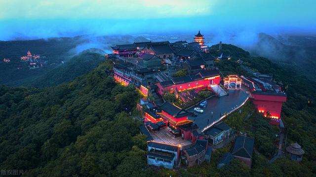父子俩攀登南京紫金山，江苏省亲子游爬山避暑