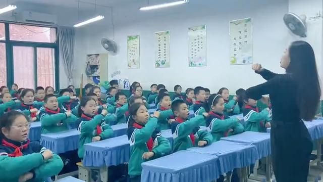 河南小学老师带学生跳舞：教育生动新方式