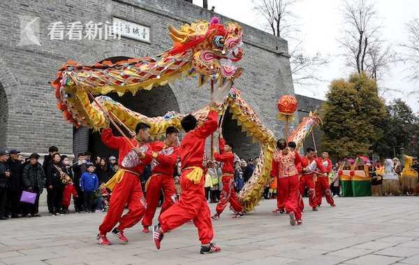炫彩舞龙：中国民俗文化的生动表现