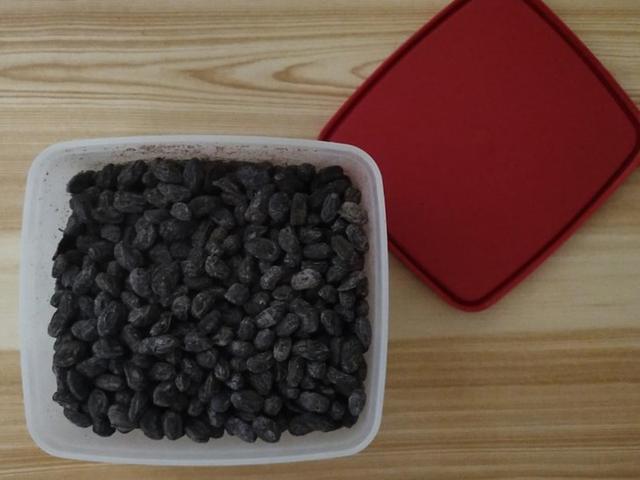 如何制作美味炒黑糖豆当零食吃的做法